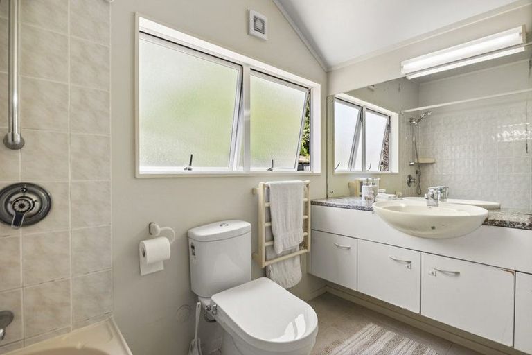 Photo of property in 20 Tenbless Court, Unsworth Heights, Auckland, 0632