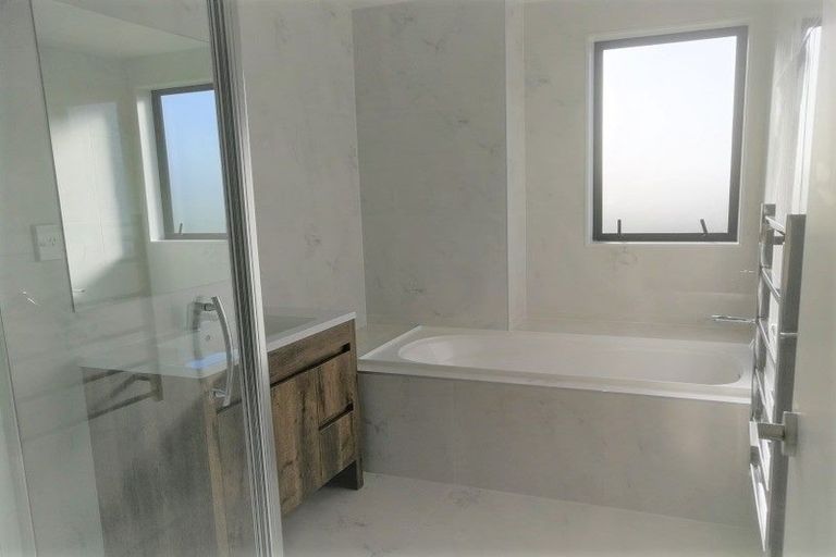 Photo of property in 5 Fowler Street, Northcote, Auckland, 0627