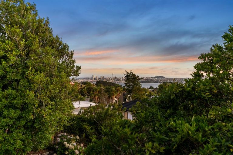 Photo of property in 6 Chelsea View Drive, Chatswood, Auckland, 0626