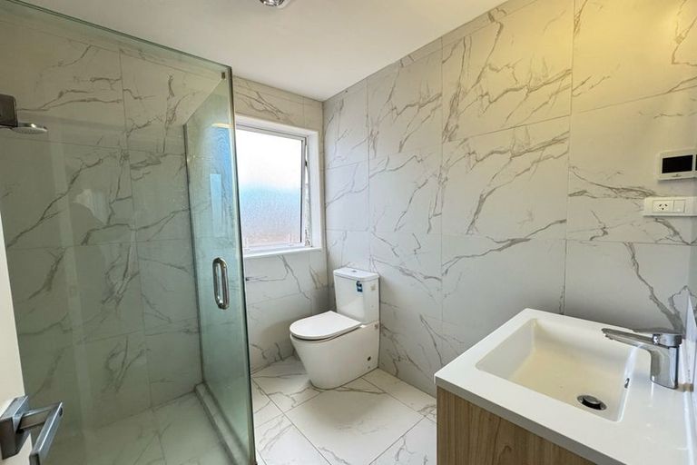 Photo of property in 18 Taurikura Way, Fairview Heights, Auckland, 0632