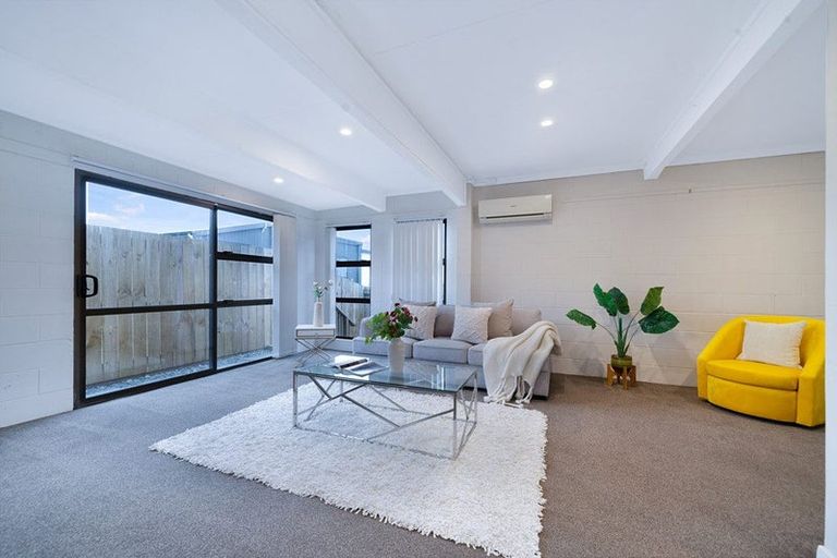 Photo of property in 102 Tirimoana Road, Te Atatu South, Auckland, 0602