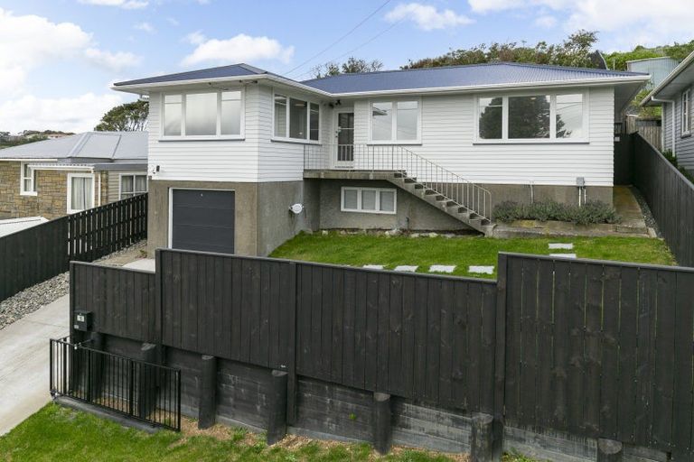 Photo of property in 15 Link Road, Newlands, Wellington, 6037