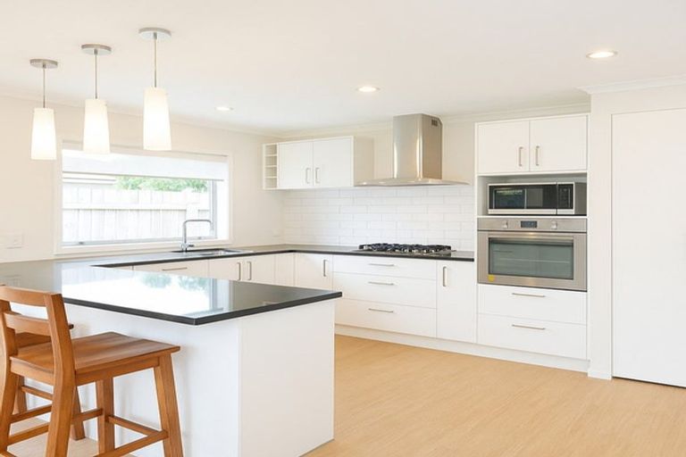 Photo of property in 28 Cooladerry Place, Rosehill, Papakura, 2113