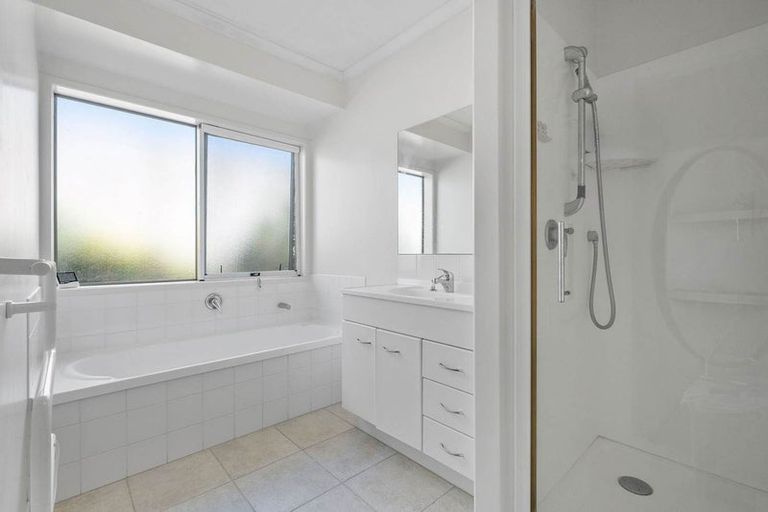 Photo of property in 142 Oaktree Avenue, Browns Bay, Auckland, 0630
