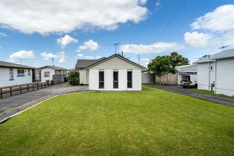 Photo of property in 51 Queen Mary Avenue, New Lynn, Auckland, 0600