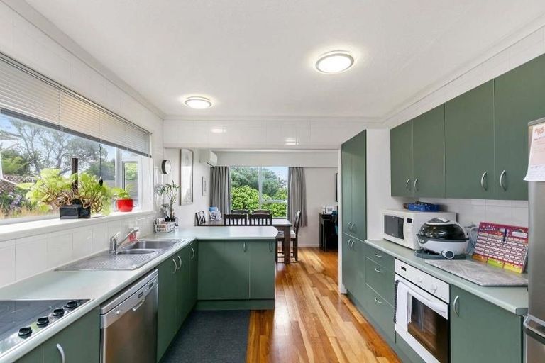 Photo of property in 6 Link Road, Newlands, Wellington, 6037