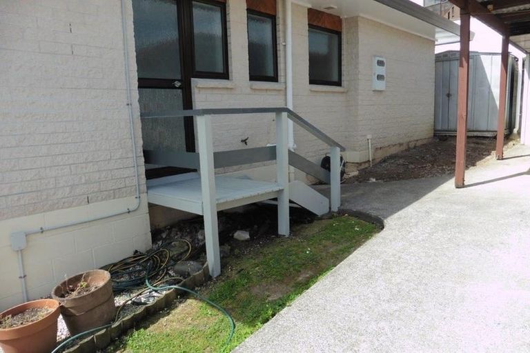 Photo of property in 37 Kirrie Avenue, Te Atatu South, Auckland, 0610