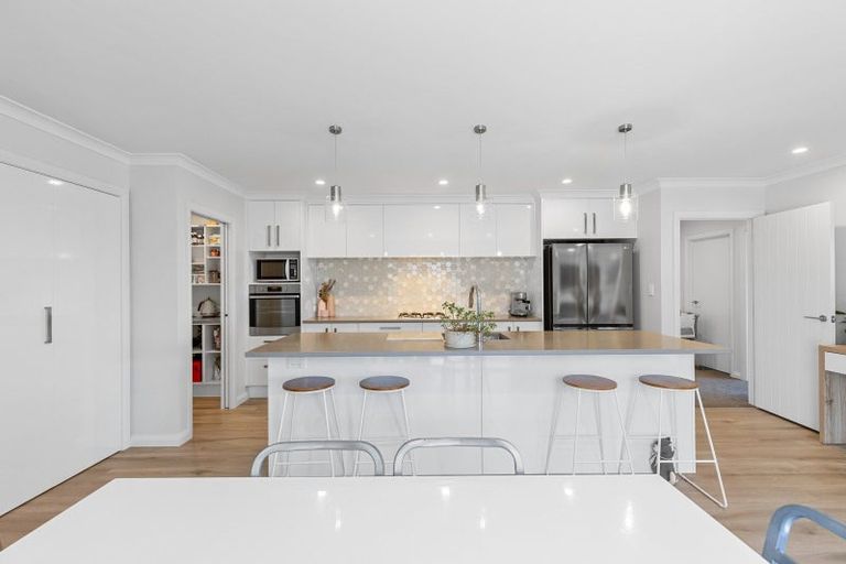 Photo of property in 6 Atlantic Drive, Fitzherbert, Palmerston North, 4410