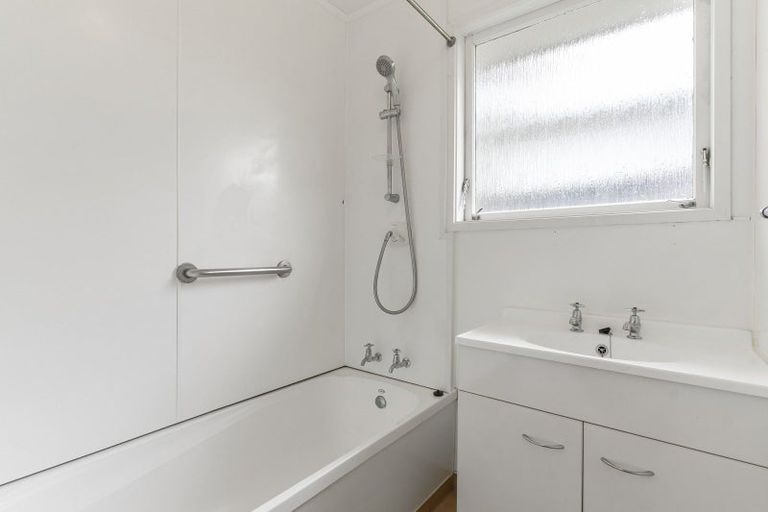Photo of property in 51 Easton Park Parade, Glenfield, Auckland, 0629