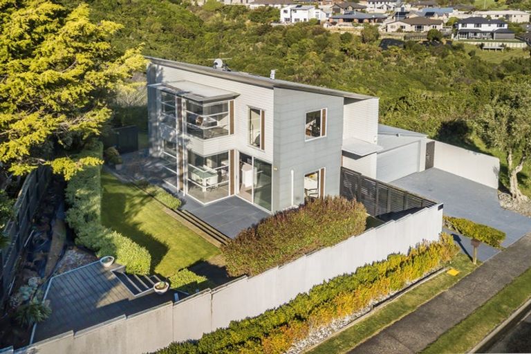 Photo of property in 7 Pikitanga Close, Tawa, Wellington, 5028