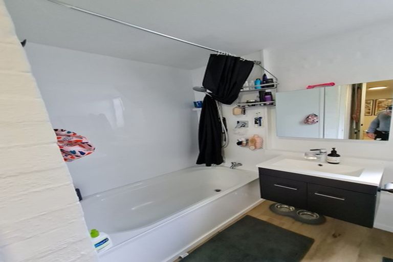 Photo of property in 141 Churton Drive, Churton Park, Wellington, 6037