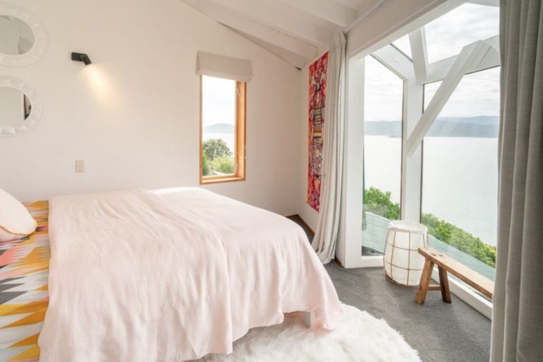 Photo of property in 6 Nakora Road, Karaka Bays, Wellington, 6022