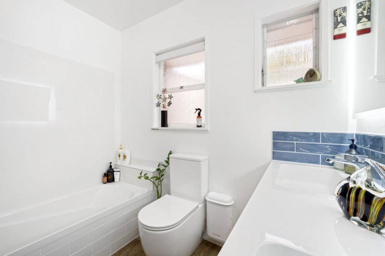 Photo of property in 1/27 Sandown Road, Rothesay Bay, Auckland, 0630