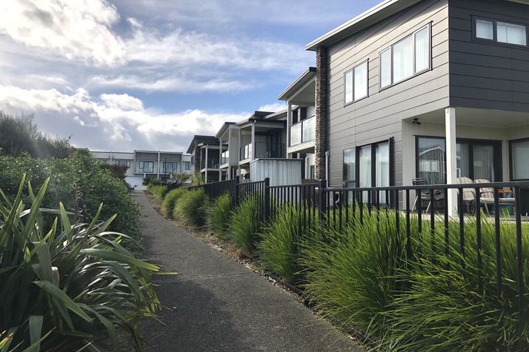 Photo of property in 4/60 Hayfield Way, Karaka, Papakura, 2580