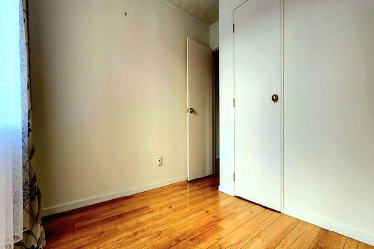 Photo of property in 11 Gloria Avenue, Te Atatu Peninsula, Auckland, 0610