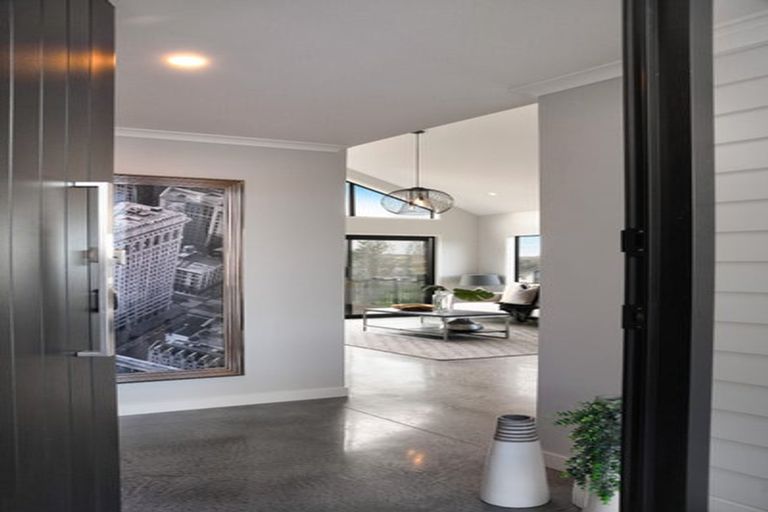 Photo of property in 38 Vinistra Road, Kumeu, 0810