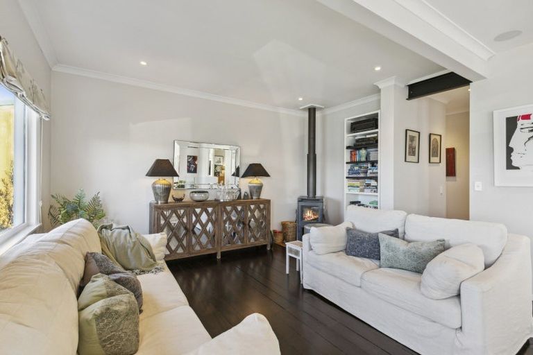 Photo of property in 8 Nakora Road, Karaka Bays, Wellington, 6022