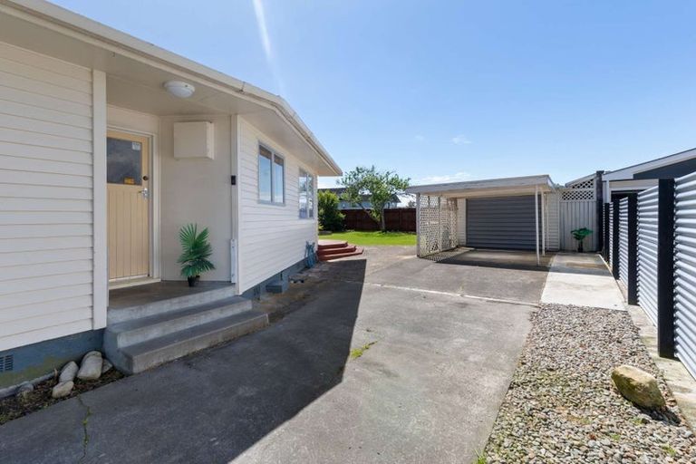 Photo of property in 17 Abraham Crescent, Milson, Palmerston North, 4414