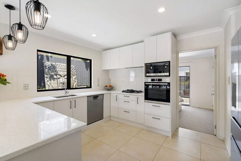 Photo of property in 8a Lupetti Rise, West Harbour, Auckland, 0618