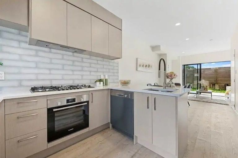 Photo of property in 13/200 Sunnynook Road, Totara Vale, Auckland, 0627