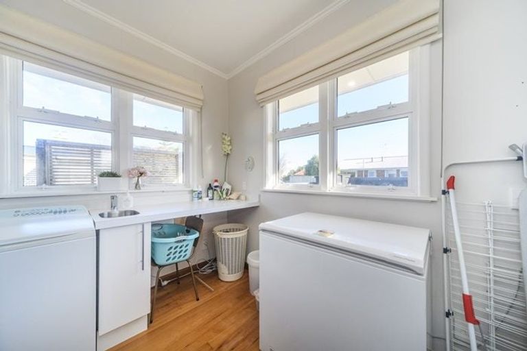 Photo of property in 6 Innes Place, Roslyn, Palmerston North, 4414