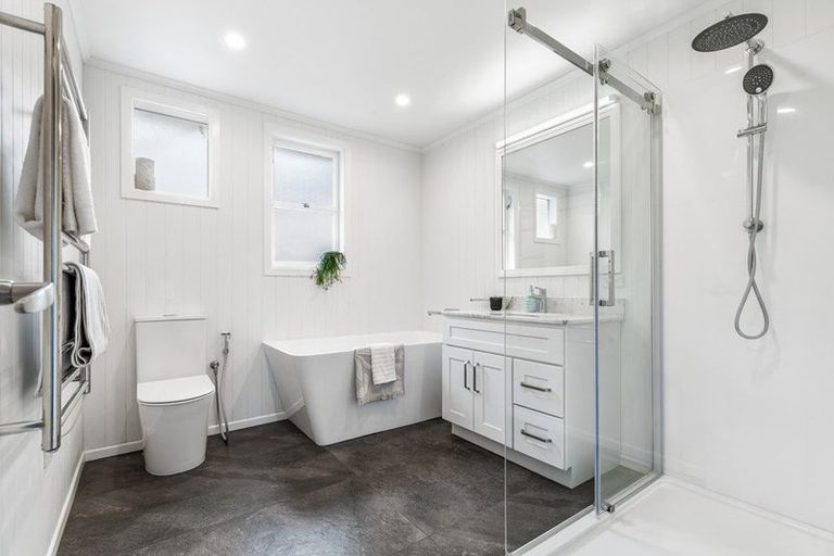 Photo of property in 242 Henderson Valley Road, Henderson, Auckland, 0612