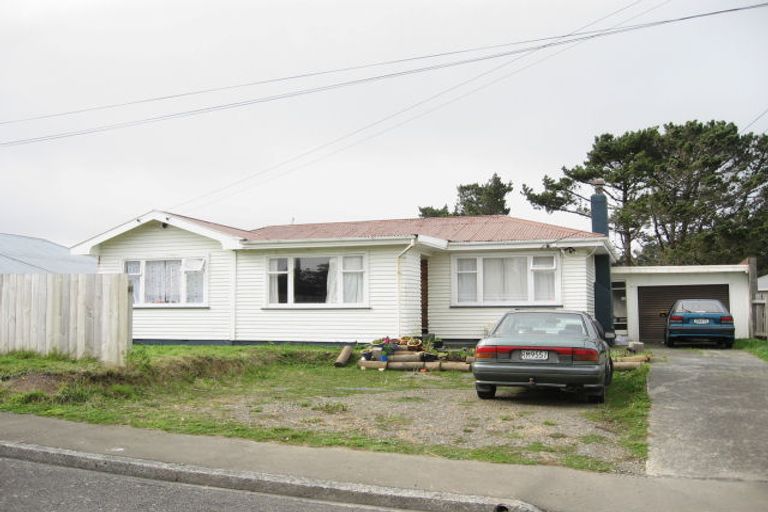 Photo of property in 26 Robert Street, Newlands, Wellington, 6037