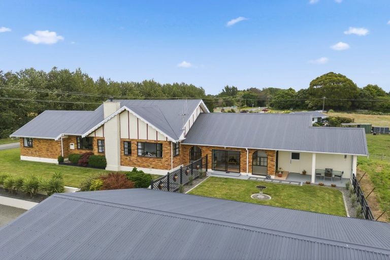 Photo of property in 15 Koputaroa Road, Levin, 5575