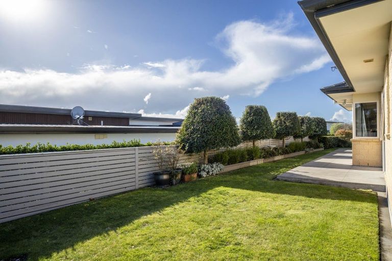 Photo of property in 5 Vardon Way, Waiwhakaiho, New Plymouth, 4312