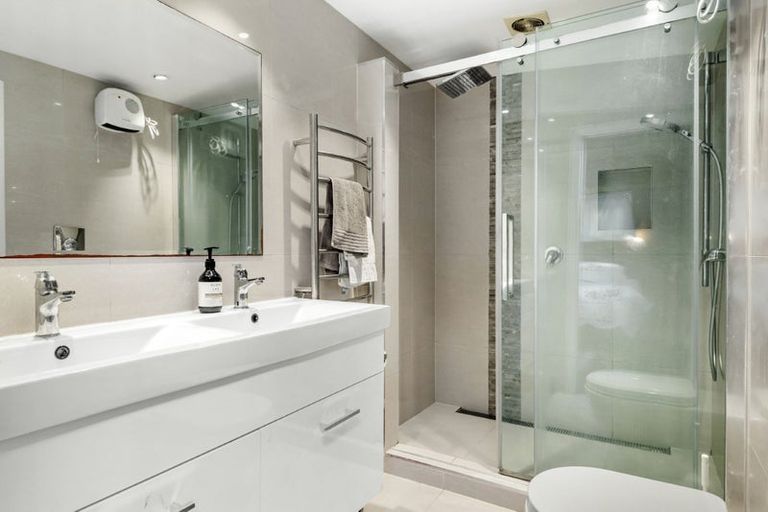 Photo of property in 5 Saddleback Rise, Murrays Bay, Auckland, 0630