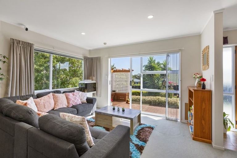 Photo of property in 10 Ryden Place, Glen Eden, Auckland, 0602