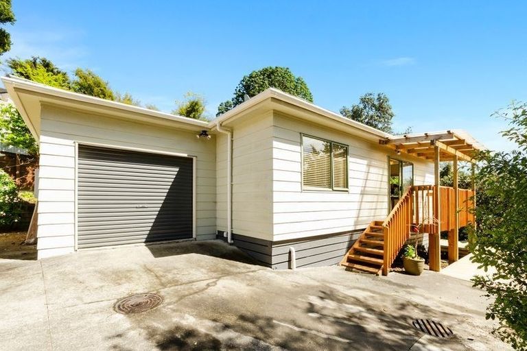 Photo of property in 2/1 Nea Place, Hillcrest, Auckland, 0627