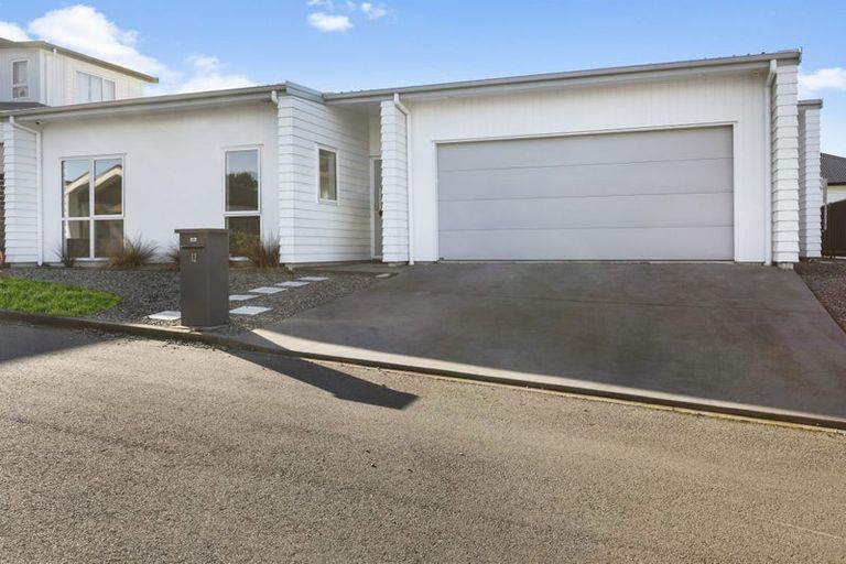 Photo of property in 12 Promontory Crescent, Newlands, Wellington, 6037