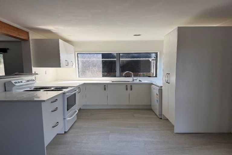 Photo of property in 1/22 Valecrest Place, Bayview, Auckland, 0629