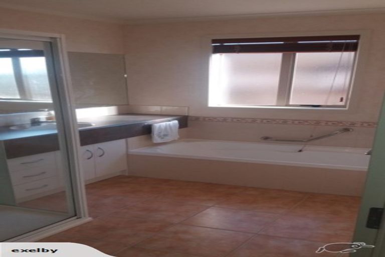 Photo of property in 17 Sovereign Isle Lane, Rototuna, Hamilton, 3210