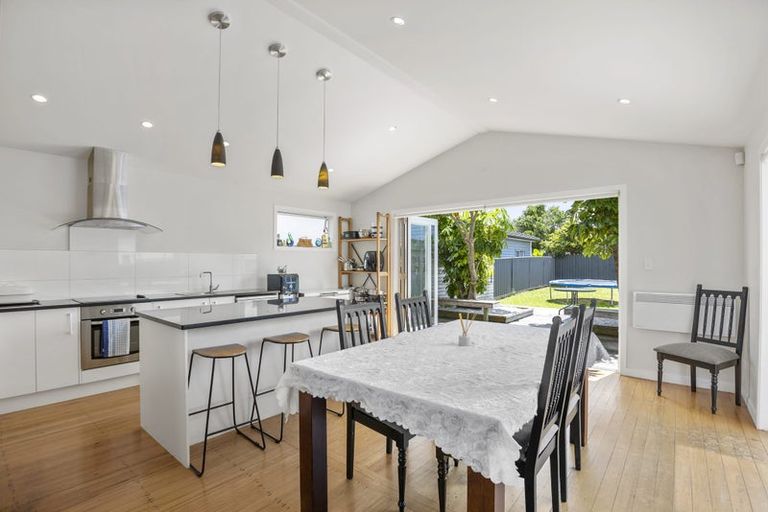 Photo of property in 18 Farnborough Crescent, Mangere, Auckland, 2022