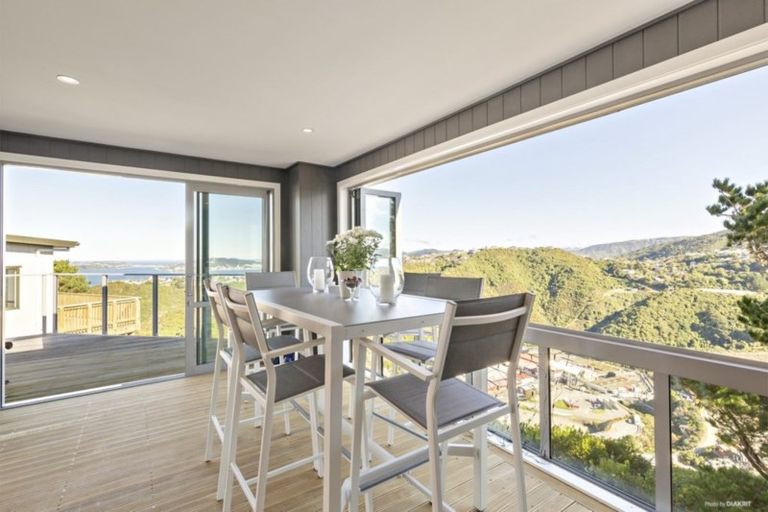 Photo of property in 8 Piper Way, Newlands, Wellington, 6037