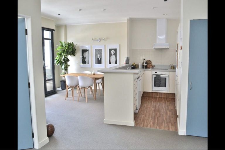 Photo of property in 17 Kent Terrace - Kent Apartments, 7c/16 Kent Terrace, Mount Victoria, Wellington, 6011