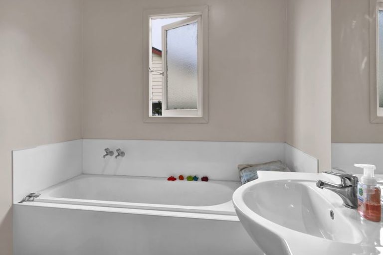 Photo of property in 30 Cloten Road, Stratford, 4332