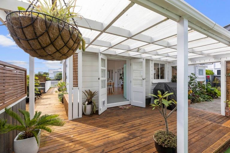 Photo of property in 54 Belt Road, New Plymouth, 4310