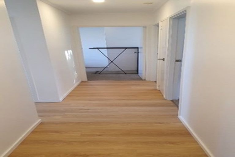 Photo of property in 16 Kemp Road, Massey, Auckland, 0614