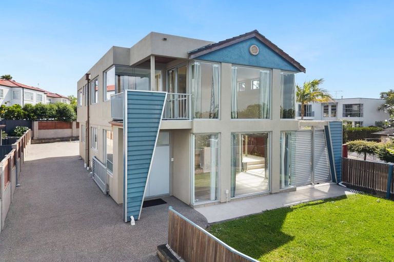 Photo of property in 10 Lupetti Rise, West Harbour, Auckland, 0618