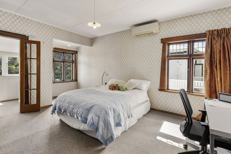 Photo of property in 142 Kelburn Parade, Kelburn, Wellington, 6012