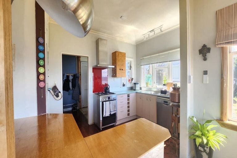 Photo of property in 104 Nicholson Road, Khandallah, Wellington, 6035