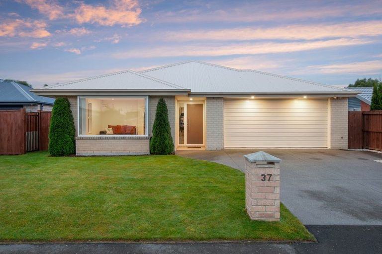 Photo of property in 37 Davaar Crescent, Broomfield, Christchurch, 8042