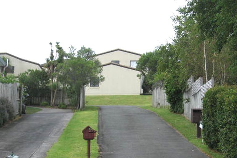 Photo of property in 1/17 Stoneleigh Court, Sunnynook, Auckland, 0632