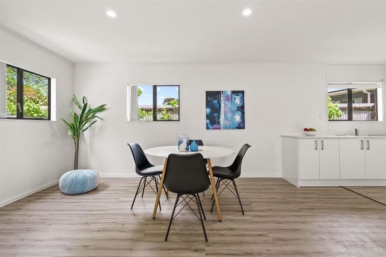 Photo of property in 2/24 Edinburgh Avenue, Rosehill, Papakura, 2113