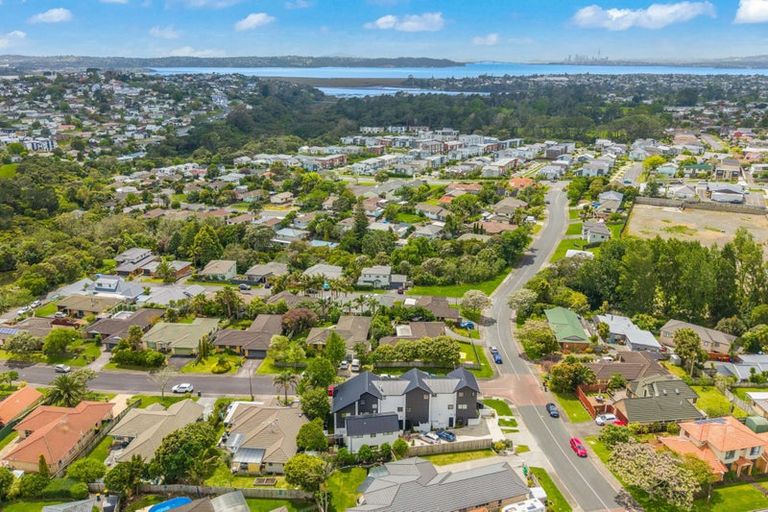 Photo of property in 3/2 Jadewynn Drive, Massey, Auckland, 0614