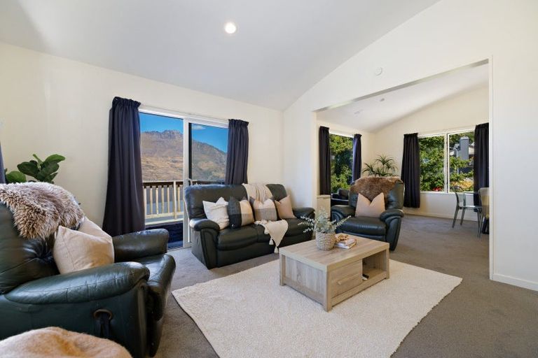 Photo of property in 32 Dart Place, Fernhill, Queenstown, 9300