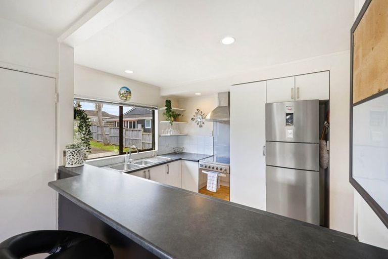 Photo of property in 2/34 Tupaki Place, Pakuranga Heights, Auckland, 2010